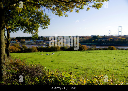 Prima Severn Bridge e il fiume Wye, Chepstow, Monmouthshire, Galles del Sud. Foto Stock