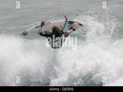 Aug 01, 2004; Huntington Beach, CA, Stati Uniti d'America; Australian surfer TAJ BURROW le catture di una onda con stile e vince la HONDA US Open 2004 campionati di surf a Huntington Beach. Foto Stock