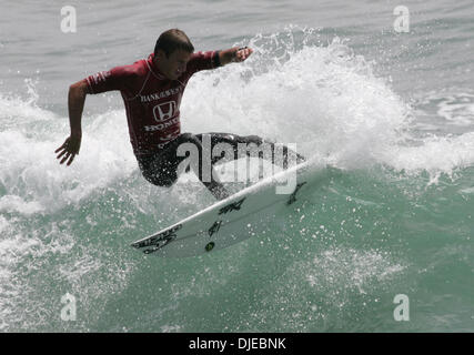 Aug 01, 2004; Huntington Beach, CA, Stati Uniti d'America; USA surfer Cory Lopez catture una onda e giunge terzo alla HONDA US Open 2004 campionati di surf a Huntington Beach. Foto Stock