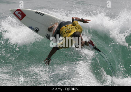 Aug 01, 2004; Huntington Beach, CA, Stati Uniti d'America; surfista Hawaiiano FREDERICK PATACCHIA le catture di una onda con stile e vince la HONDA US Open 2004 campionati di surf a Huntington Beach. Foto Stock