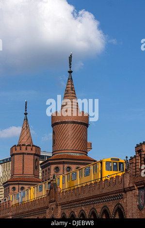 Oberbaum ponte sul fiume Spree, Metro, Friedrichshain, a Kreuzberg di Berlino Foto Stock