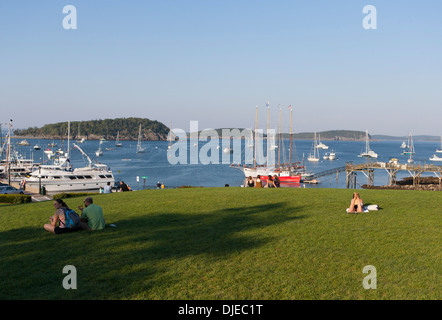 Il lungomare di downtown Bar Harbor, Maine, su Mt. Isola deserta. Foto Stock