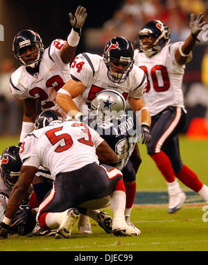 Agosto 14, 2004; Houston, TX, Stati Uniti d'America; Houston Texans #23 DUNTA ROBIINSON, #54 TROY EVANS,#53 SHANTEE ORR smettere di Dalls Cowboy ANTONIO BRYANT nelle sue vie al Reliant Stadium. Texans di Houston ha vinto contro Dallas Cowboys 18-0. Foto Stock
