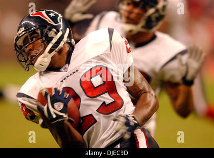 Agosto 14, 2004; Houston, TX, Stati Uniti d'America; Houston Texans #29 MARION MCCREE intercetta un Dallas Cowboys passano nei pressi della endzone nel terzo trimestre che si è concluso a Dallas drive al Reliant Stadium. Texans di Houston ha vinto contro Dallas Cowboys 18-0. Foto Stock