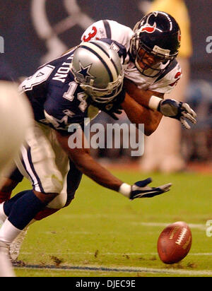 Agosto 14, 2004; Houston, TX, Stati Uniti d'America; Houston Texans #33 Jason Campana rompe un pass destinati a Dallas #14 PATRICK CRAYTON durante il quarto trimestre azione al Reliant Stadium. Texans di Houston ha vinto contro Dallas Cowboys 18-0. Foto Stock