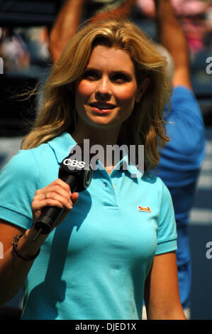 Aug 28, 2004; New York, NY, STATI UNITI D'AMERICA; attrice JOANNA GARCIA al 2004 Arthur Ashe Kids Day prima di iniziare gli US Open a Flushing Meadows. Foto Stock