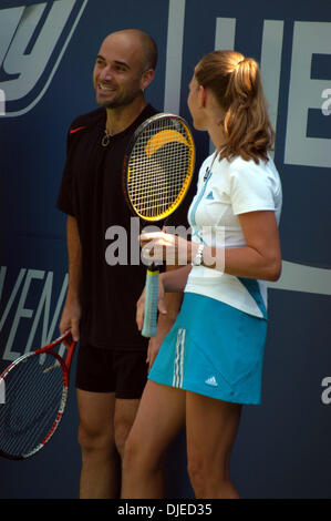 Aug 28, 2004; New York, NY, STATI UNITI D'AMERICA; Tennis grandi andre agassi e moglie Steffi Graf al 2004 Arthur Ashe Kids Day prima di iniziare gli US Open a Flushing Meadows. Foto Stock