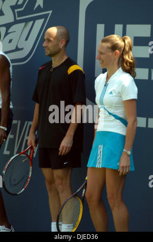 Aug 28, 2004; New York, NY, STATI UNITI D'AMERICA; Tennis grandi andre agassi e moglie Steffi Graf al 2004 Arthur Ashe Kids Day prima di iniziare gli US Open a Flushing Meadows. Foto Stock