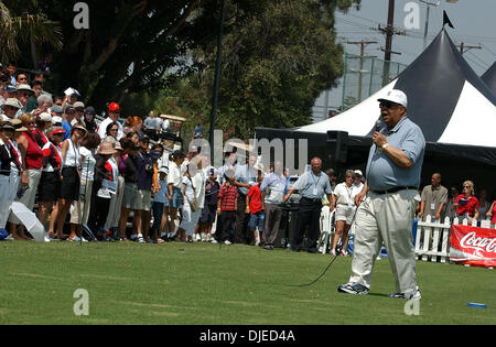 Aug 28, 2004; Anaheim, CA, Stati Uniti d'America; EARL WOODS affronta i bambini presso il golf clinic tenuti ad annunciare l'apertura del Tiger Woods Learning Center. La posizione del centro di apprendimento è a pochi chilometri dalla città di cipressi, California dove Tiger è stata sollevata. Foto Stock