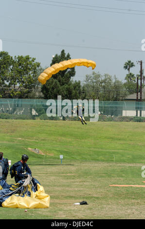 Aug 28, 2004; Anaheim, CA, Stati Uniti d'America; la US Navy Leapfrogs eseguire per la folla alla conferenza stampa e golf clinic di annunciare l'apertura del Tiger Woods Learning Center. La posizione del centro di apprendimento è a pochi chilometri dalla città di cipressi, California dove Tiger è stata sollevata. Foto Stock