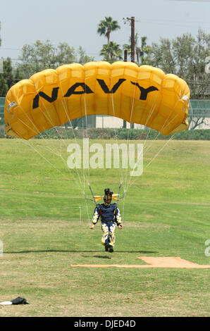 Aug 28, 2004; Anaheim, CA, Stati Uniti d'America; la US Navy Leapfrogs eseguire per la folla alla conferenza stampa e golf clinic di annunciare l'apertura del Tiger Woods Learning Center. La posizione del centro di apprendimento è a pochi chilometri dalla città di cipressi, California dove Tiger è stata sollevata. Foto Stock