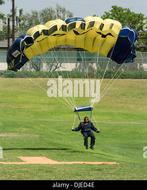 Aug 28, 2004; Anaheim, CA, Stati Uniti d'America; la US Navy Leapfrogs eseguire per la folla alla conferenza stampa e golf clinic di annunciare l'apertura del Tiger Woods Learning Center. La posizione del centro di apprendimento è a pochi chilometri dalla città di cipressi, California dove Tiger è stata sollevata. Foto Stock