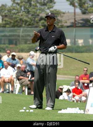 Aug 28, 2004; Anaheim, CA, Stati Uniti d'America; golfista Tiger Woods tenere una conferenza stampa e golf clinic di annunciare l'apertura del Tiger Woods Learning Center. La posizione del centro di apprendimento è a pochi chilometri dalla città di cipressi, California dove Tiger è stata sollevata. Foto Stock