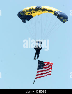 Aug 28, 2004; Anaheim, CA, Stati Uniti d'America; la US Navy Leapfrogs eseguire per la folla alla conferenza stampa e golf clinic di annunciare l'apertura del Tiger Woods Learning Center. La posizione del centro di apprendimento è a pochi chilometri dalla città di cipressi, California dove Tiger è stata sollevata. Foto Stock