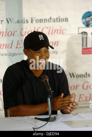 Aug 28, 2004; Anaheim, CA, Stati Uniti d'America; golfista Tiger Woods tenere una conferenza stampa e golf clinic di annunciare l'apertura del Tiger Woods Learning Center. La posizione del centro di apprendimento è a pochi chilometri dalla città di cipressi, California dove Tiger è stata sollevata. Foto Stock