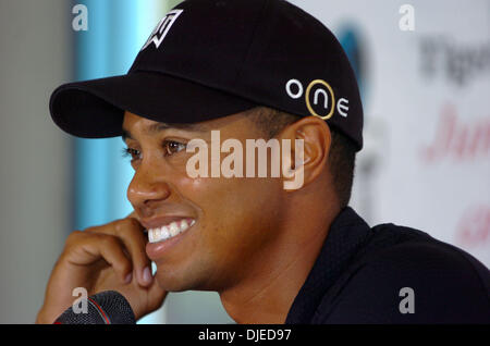 Aug 28, 2004; Anaheim, CA, Stati Uniti d'America; golfista Tiger Woods tenere una conferenza stampa e golf clinic di annunciare l'apertura del Tiger Woods Learning Center. La posizione del centro di apprendimento è a pochi chilometri dalla città di cipressi, California dove Tiger è stata sollevata. Foto Stock