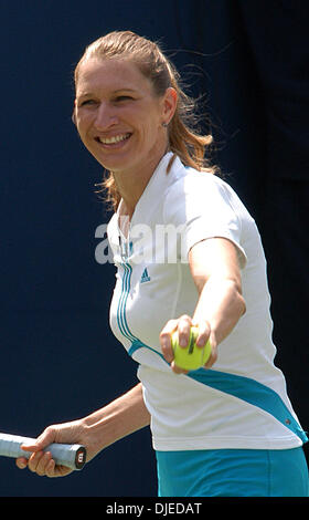 Aug 28, 2004; Flushing Meadows, NY, STATI UNITI D'AMERICA; la stella del tennis Steffi Graf al 2004 Arthur Ashe Kids Day cerimonia di US Open a Flushing Meadows, NY Sabato 28 Agosto, 2004. Foto Stock