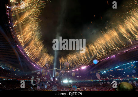 Aug 29, 2004; Atene, Grecia; fuochi d'artificio esplodere domenica il 29 agosto 2004 ad Atene, Grecia oltre allo stadio olimpico durante la cerimonia di chiusura del XXVIII Olimpiade. Foto Stock