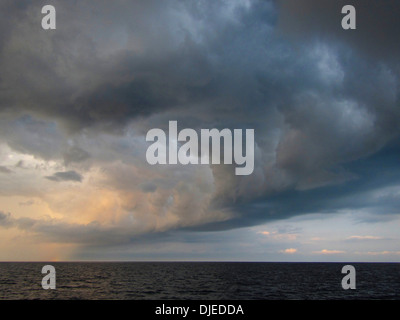 Un burrascoso cercando sweep di nuvole forma un fronte meteo oltre oceano. Foto Stock