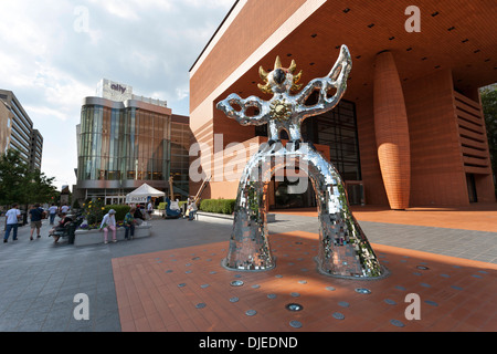 'L'Firebird' che è un mosaico di mirroring scultura di Niki de Saint Phalle. È nella parte anteriore del Bechtler Museo di Arte Moderna Foto Stock