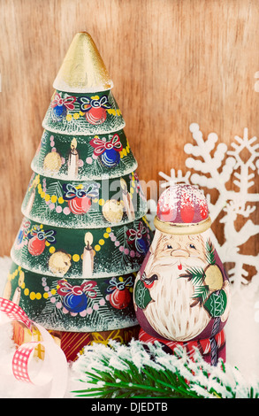Vintage albero di Natale e Babbo Natale su sfondo di legno, fuoco selettivo, spazio di copia Foto Stock