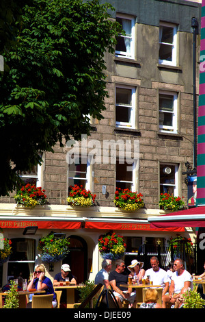 Persone bere al bar esterno, Royal Square, St. Helier, Jersey, Isole del Canale Foto Stock