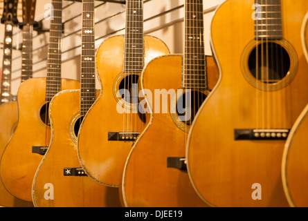 Legno chitarre acustiche per la vendita in un negozio di musica Foto Stock