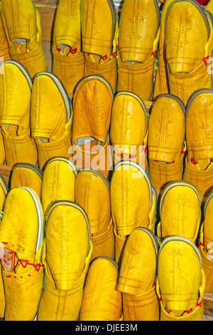 Molti fatti a mano sandali di colore giallo per la vendita in un mercato locale, Marocco Foto Stock
