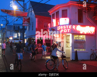 La strada principale a Provincetown, Massachusetts a notte che mostra il Lobster Pot Restaurant Foto Stock