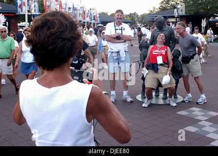 Sep 02, 2004; Flushing Meadows, NY, STATI UNITI D'AMERICA; Ventilatori buono come si scatta una foto con la statua di tennis presso il Tennis USTA Centro durante gli US Open a Flushing Meadows, NY. Foto Stock
