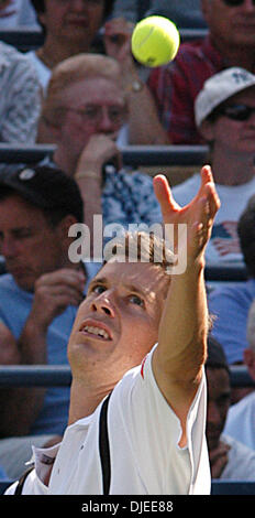 Sep 02, 2004; Flushing Meadows, NY, STATI UNITI D'AMERICA; Tim HENMAN di Gran Bretagna serve Jerome Golmard della Francia durante il loro 2° round corrisponde a US Open a Flushing Meadows, NY. Henman sconfitto Golmard 6-2, 6-4, 6-4, 7-6 (7-1) in anticipo. Foto Stock