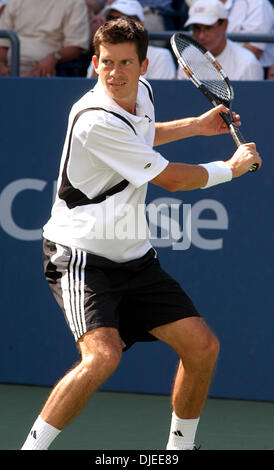 Sep 02, 2004; Flushing Meadows, NY, STATI UNITI D'AMERICA; Tim HENMAN di Gran Bretagna restituisce un colpo di Jerome Golmard della Francia durante il loro 2° round corrisponde a US Open a Flushing Meadows, NY. Henman sconfitto Golmard 6-2, 6-4, 6-4, 7-6 (7-1) in anticipo. Foto Stock