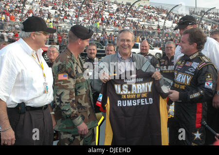 Sep 11, 2004; Richmond, VA, Stati Uniti d'America; driver di NASCAR Joe Nemechek presenta il Segretario della Difesa Donald Rumsfeld con un titolo onorario di US Army shirt con Rumsfeld il nome prima della 'Chevy Rock and Roll 400' presso il Circuito Internazionale di Richmond. Foto Stock