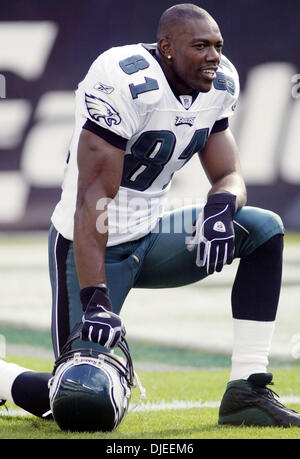 Sep 12, 2004; Philadelphia, PA, Stati Uniti d'America; Philadelphia Eagles' ampia recever TERRELL OWENS prima di New York Giants v. Philadelphia Eagles del gioco del calcio presso il Lincoln Financial Field di Philadelphia, PA, domenica 12 settembre, 2004. Le aquile sconfitto il Giants 31-17. Foto Stock