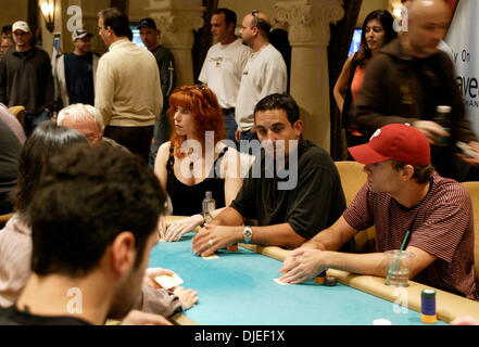 Sep 19, 2004; Atlantic City, NJ, Stati Uniti d'America; JOSH ARIEH guarda le sue carte come 312 giocatori di poker play no-limit Texas Hold'em per avere la possibilità di vincere il primo premio di .55 milioni di dollari in Borgata Open World Poker Tour evento presso la borgata Hotel Casino and Spa di Atlantic City, NJ domenica 19 settembre, 2004. Foto Stock