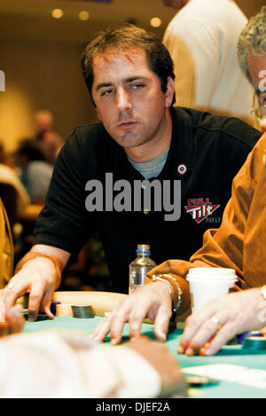 Sep 19, 2004; Atlantic City, NJ, Stati Uniti d'America; PHIL GORDON (da Bravo Celebrity Poker Showdown) (destro) orologi giocare al suo tavolo come 312 giocatori di poker play no-limit Texas Hold'em per avere la possibilità di vincere il primo premio di .55 milioni di dollari in Borgata Open World Poker Tour evento presso la borgata Hotel Casino and Spa di Atlantic City, NJ domenica 19 settembre, 2004. Foto Stock