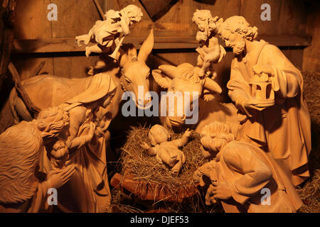 Presepe al Roncalli Mercatino di Natale di Amburgo, Germania. Il mercato di fronte ad Amburgo il municipio corre dal 25 novembre fino al 23 dicembre e vende a mano delle merci. Credito: Stuart Forster/Alamy Live News Foto Stock