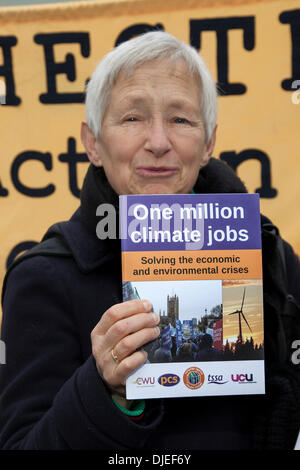 Barton Moss, Eccles, Manchester, Regno Unito. 27 Novembre, 2013. Titolare di pensione o di rendita Ms Judy Paskall, azione contro il cambiamento climatico, all'IGas energia sito trapano protesta eco camp site a Barton Moss a Salford, Manchester. Fracking focus è il passaggio a nord ovest dove IGas piani di energia per iniziare la perforazione presto per esplorare per il metano. Un certo numero di anti-fracking anti-shale gas gruppo protestando per l arrivo di una attrezzatura di perforazione su gas-sito di perforazione a Salford. IGas ha permesso da Salford e Trafford consiglio per la perforazione esplorativa per il carbone-estrazione di metano dal letto. Credito: Mar fotografico/Alamy Live News Foto Stock