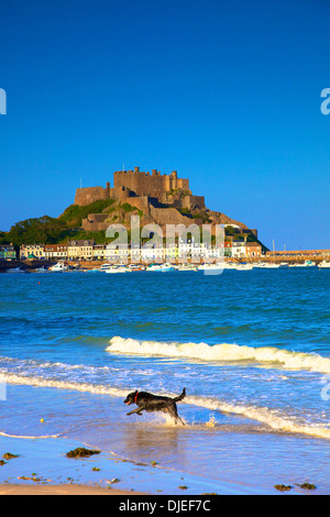 Castello di Mont Orgueil e Gorey Spiaggia e Porto, Gorey, Jersey, Isole del Canale Foto Stock