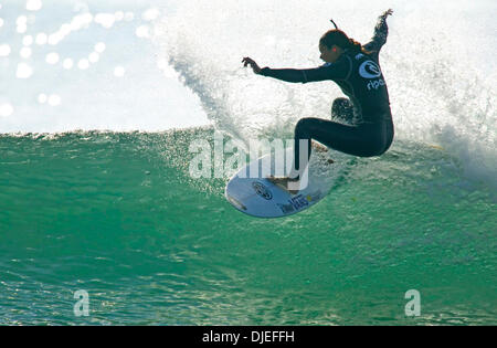 Oct 03, 2004; Malibu, CA, Stati Uniti d'America; Hawaiian MEGAN ABUBO (Oahu) ha inviato la sua prima vittoria in due anni quando ha vinto il Rip Curl Pro in Malibu, California. Abubo dominato le finali, battendo il brasiliano Maria Tita Tavares in seconda posizione. Abubo saltò dalla quindicesima alla nona posizione sull'ASP WCT valutazioni. Il Rip Curl Pro Malibu è la quinta di 8 otto WCT eventi per le donne e funzione Foto Stock