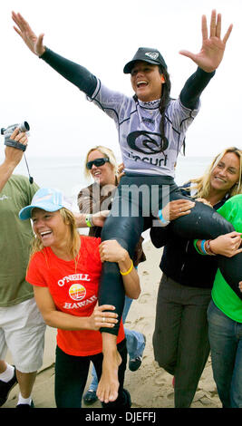 Oct 03, 2004; Malibu, CA, Stati Uniti d'America; Hawaiian MEGAN ABUBO (Oahu) è portato fino la spiaggia con i suoi amici e compagni di WCT surfers ROCHELLE BALLARD (Haw) (sinistra), CHELSEA GEORGESON (Aus) (dietro) e lisa ANDERSEN (USA) (a destra) dopo aver vinto il Rip Curl Pro in Malibu, California. Abubo la vittoria di segna il suo primo in due anni e vede il suo passare dal XV al nono il WCT ratings, thereb Foto Stock