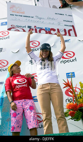 Oct 03, 2004; Malibu, CA, Stati Uniti d'America; Rip Curl Pro vincitore Hawaiian MEGAN ABUBO (Oahu) (a destra) e runner fino MARIA TITA TAVARES (Brz) celebrare la loro vittoria alla premiazione del Rip Curl Pro a Malibu, California oggi. Abubo pubblicato la sua prima vittoria in due anni mentre Tita rivendicato il suo primo WCT finale nella sua carriera con un runner fino fine. Il Rip Curl Pro Malibu è la quinta di 8 eigh Foto Stock