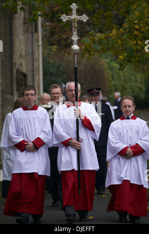 Arcivescovo di Canterbury è a portare in processione a St Petrocs chiesa come egli compie il suo giro di Cornovaglia con una visita a Bodmin Foto Stock