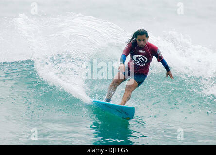 Oct 03, 2004; Malibu, CA, Stati Uniti d'America; MARIA brasiliano TITA TAVARES pubblicato il suo miglior risultato in undici anni quando ha finito di runner nel Rip Curl Pro in Malibu, California. Tita era in forma fine in tutto il concorso ma mancanza di onde nel finale ha visto la sua caduta dietro eventuale vincitore Megan Abubo (Haw). Questo segna Tita la prima finale della sua carriera WCT e lei si muove in quarta posizione a Foto Stock