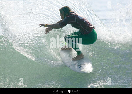 Oct 03, 2004; Malibu, CA, Stati Uniti d'America; attuale mondo ASP numero due ROCHELLE BALLARD (Haw) ha segnato uno dei più alti singola onda punteggi del giorno (8,75 su 10) di anticipo per i quarti di finale del Rip Curl Pro a Malibu. Ballard eliminato Prue Jeffries dal caso e si faccia Laurina MacGrath (Aus) nel suo prossimo calore. Il Rip Curl Pro Malibu è la quinta di 8 otto WCT eventi per Foto Stock