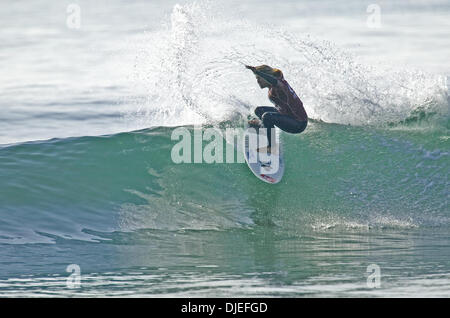 Oct 03, 2004; Malibu, CA, Stati Uniti d'America; i valori nominali di corrente leader SOFIA MULANOVICH (Perù) è stato uno shock eliminazione nei quarti di finale del Rip Curl Pro a Malibu, California oggi. Dopo tre back to back WCT vittorie Mulanovich era il favorito per vincere questo evento ma era stato estromesso dal brasiliano Maria Tita Tavares (Brz). Il peruviano pari finito quinto e intascato .000 in premi in denaro. Foto Stock