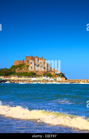 Castello di Mont Orgueil e Gorey Spiaggia e Porto, Gorey, Jersey, Isole del Canale Foto Stock