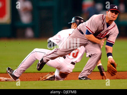 Oct 09, 2004; Houston, TX, Stati Uniti d'America; Houston Astros Carlos Beltran ruba la seconda base come Atlanta Braves Marcus Giles è in ritardo per il tag al Minute Maid Park a Houston, Texas Ott.9, 2004. Foto Stock