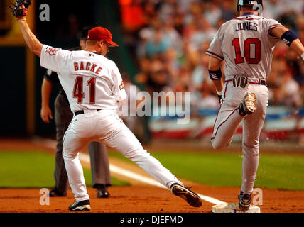 Oct 09, 2004; Houston, TX, Stati Uniti d'America; Houston Astros a partire lanciatore Brandon Backe tag out Atlanta Braves Chipper Jones su una corsa al 1° al Minute Maid Park a Houston, Texas Ott.9, 2004. Houston conduce il campionato nazionale di serie divisione 2-1. Foto Stock