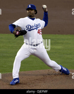 Oct 10, 2004; Los Angeles, CA, Stati Uniti d'America; Los Angeles Dodgers brocca di partenza (45) ODALIS PEREZ offre durante il primo inning azione contro il St. Louis Cardinals nel gioco 4 del loro National League Division series presso il Dodger Stadium di Los Angeles, domenica 10 ottobre 2004. Il St. Louis Cardinals avanzate per la NL campionato di serie per la terza volta in cinque anni, battendo il Los Ang Foto Stock